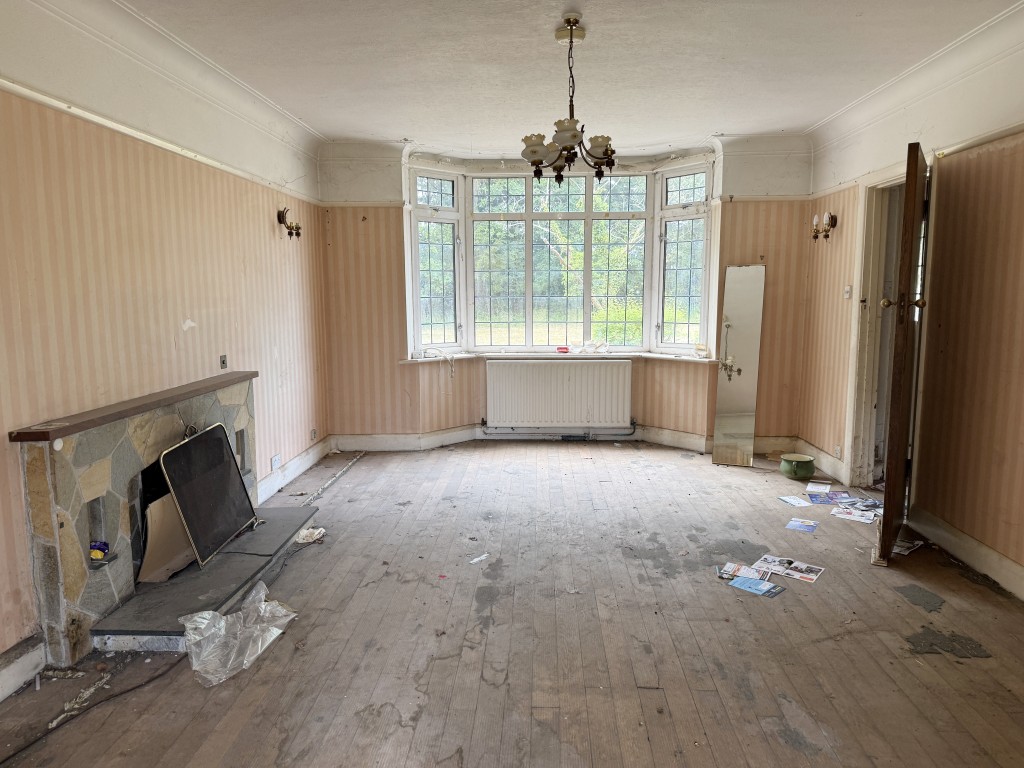 Lot: 68 - MIXED USE SITE WITH PLANNING COMPRISING TEN ACRES ADJACENT GATWICK AIRPORT - Main house living room